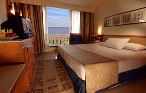 Superior double with sea view, king bed, private facilities (bath and shower), and breakfast